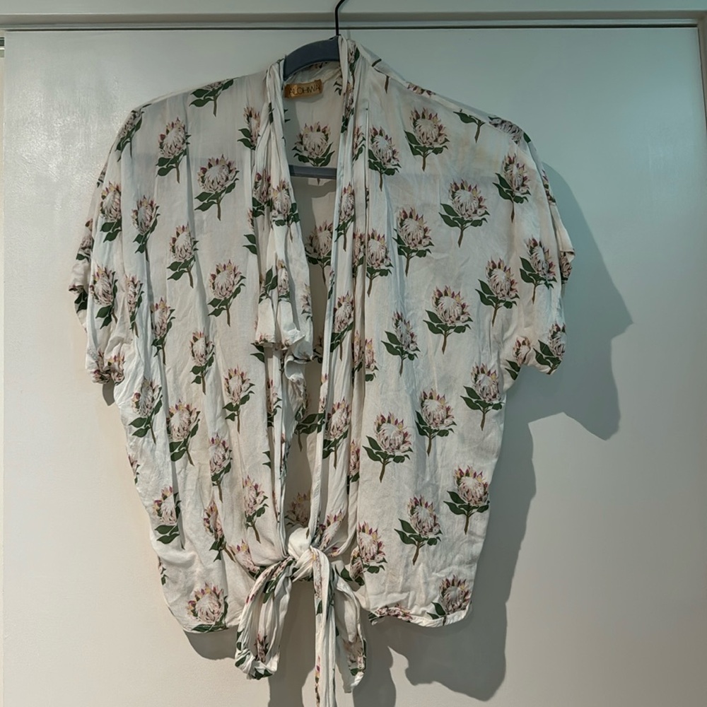 Alohiwai protea wrap top